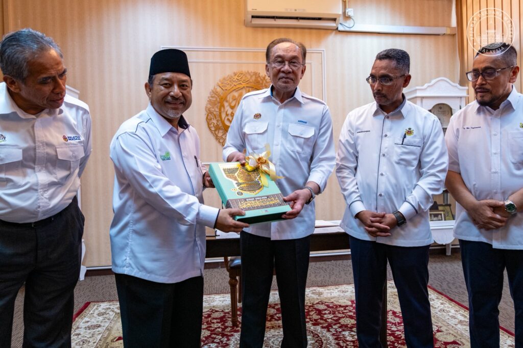 “Tak tanya siapa anda” – Anwar tegaskan bantuan untuk semua