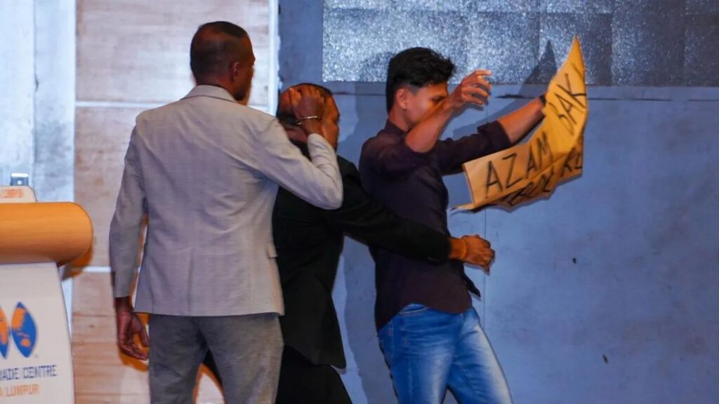 Dua individu ganggu Azam Baki ditahan