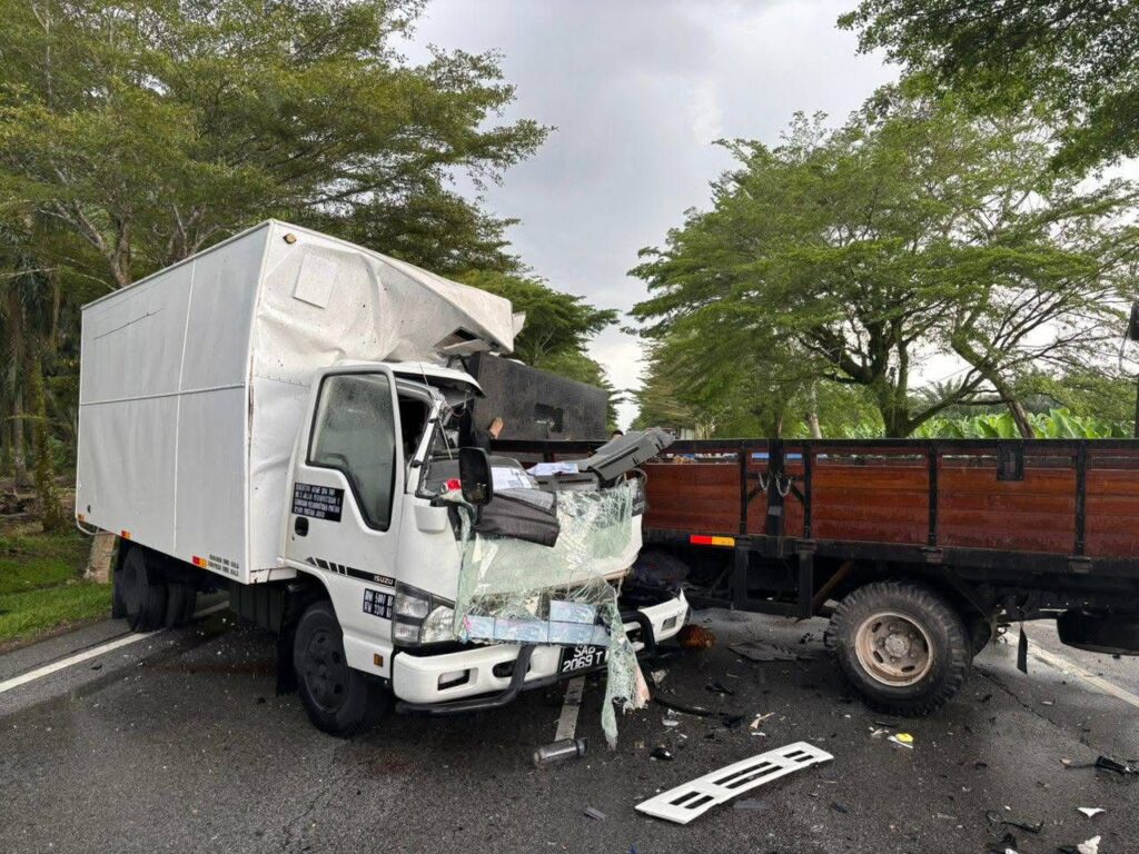 Dua maut kemalangan babit dua lori di Pontian