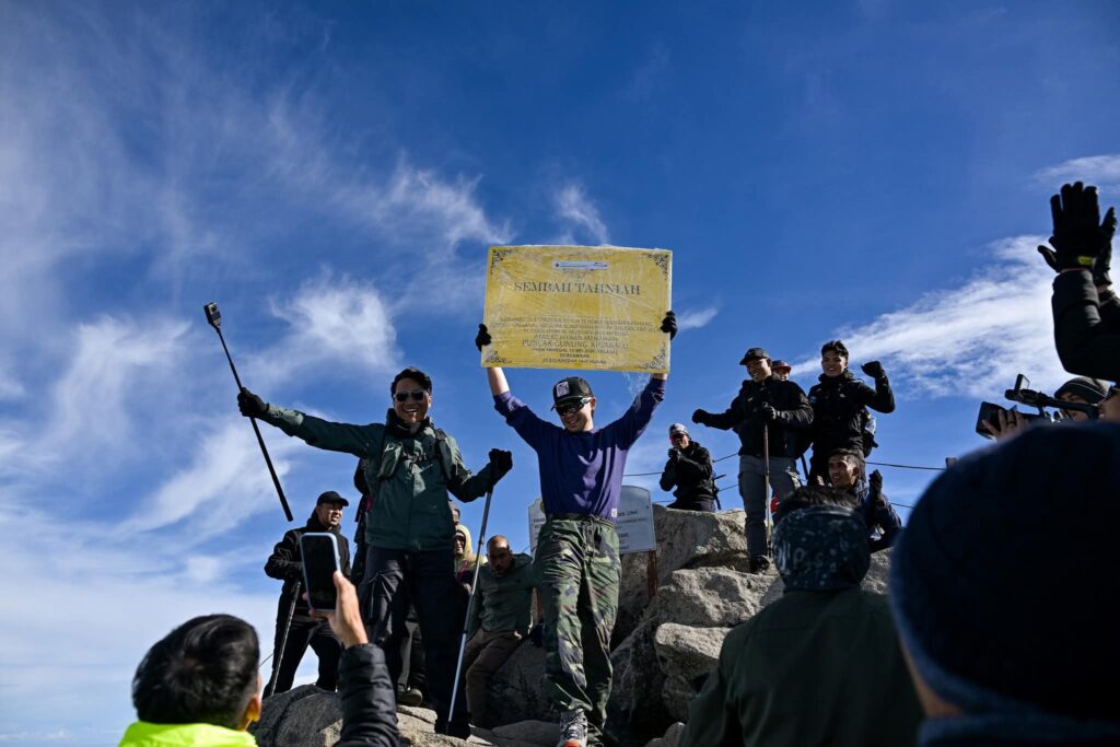 Tengku Hassanal Tawan Puncak Gunung Kinabalu Sempena Ekspedisi Mahkota Borneo