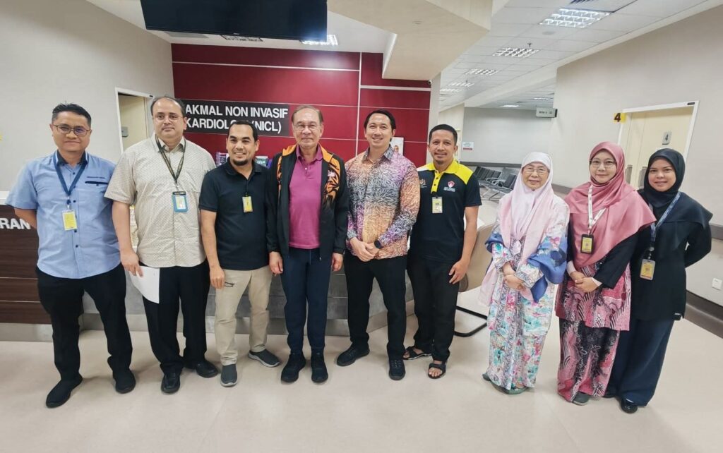 Anwar Puji Dedikasi Pasukan Jantung Hospital Serdang