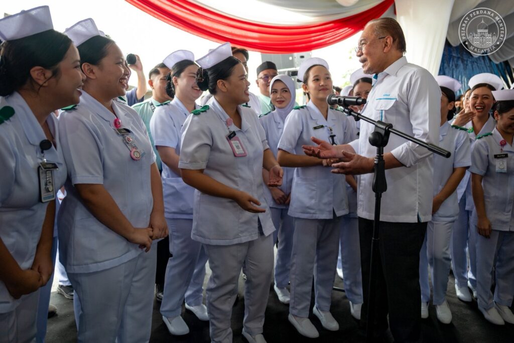 Besar Jasa Jururawat Tidak Terungkap Kata – Anwar