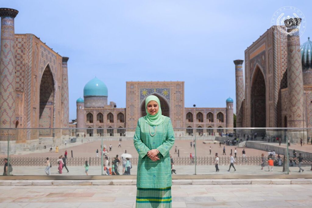 Rahmat dari Uzbekistan: Raja Permaisuri Agong kagumi warisan Islam