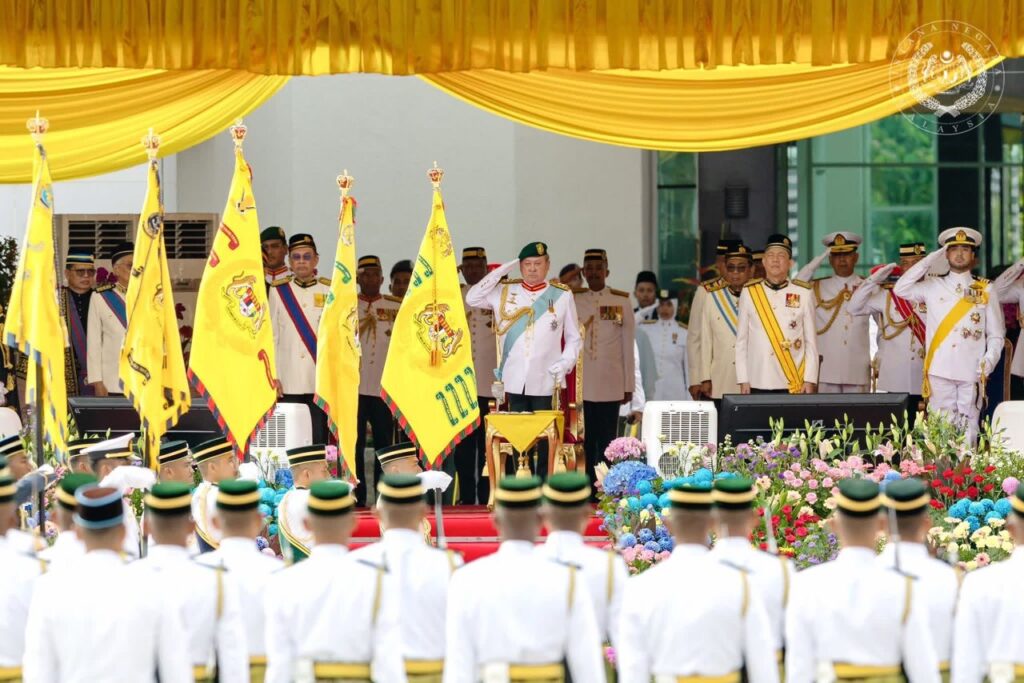 Agong Berangkat ke Istiadat Mengarak Panji-Panji
